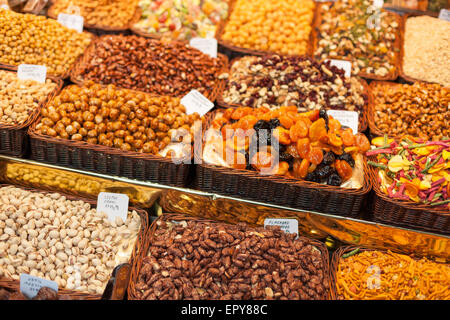 Affichage des fruits secs à la vente à un marché, le marché de la Boqueria, Barcelone, Catalogne, image Spaincolor, canon 5DmkII Banque D'Images