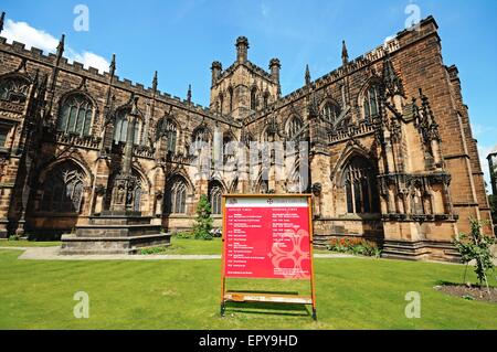 Cathédrale de l'Église du Christ et de la Bienheureuse Vierge Marie au sud et le jardin avant, Chester, Cheshire, Angleterre, Royaume-Uni, Europe de l'Ouest. Banque D'Images