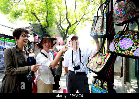 Beijing, Chine. 23 mai, 2015. Les touristes japonais visiter l'historique voie Nanluogu à Beijing, capitale de Chine, le 23 mai 2015. Une délégation japonaise de 3 000 membres, est arrivée en Chine Le vendredi, un événement d'observateurs l'espérons, d'approfondir la compréhension mutuelle et la confiance. La délégation sera divisé en 80 équipes de visiter Beijing, Tianjin, Hebei et Liaoning provinces, entre autres, d'assister, le tourisme culturel et d'événements commerciaux. Credit : Xu Pan/Xinhua/Alamy Live News Banque D'Images