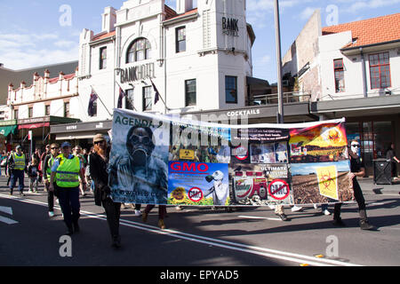 Sydney, Australie. 23 mai 2015. Les manifestants ont marché du parc Victoria, Camperdown au moyeu à Newtown dans la marche contre Monsanto. L'extérieur du moyeu il y avait des orateurs et de la musique. Crédit : Richard Milnes/Alamy Live News Banque D'Images