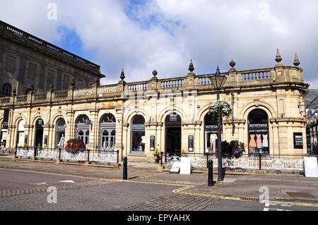 Vue de l'établissement thermal (maintenant Cavendish shopping arcade), Buxton, Derbyshire, Angleterre, Royaume-Uni, Europe de l'Ouest. Banque D'Images