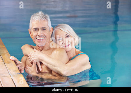 Couple heureux des cadres supérieurs se baigner dans une piscine Banque D'Images