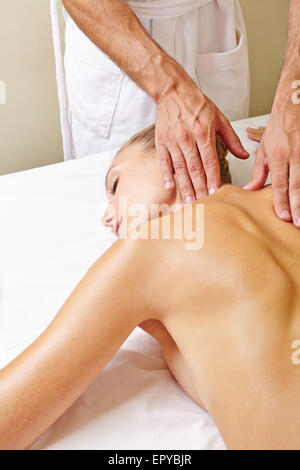 Woman receiving massage pour le dos et la nuque dans un spa Banque D'Images