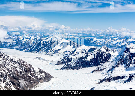 Prise d'un avion de Cessna survolant un glacier dans la réserve de parc national Kluane, territoire du Yukon du Canada Banque D'Images