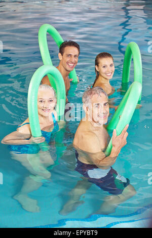 Groupe de gens heureux dans aqua fitness class in swimming pool Banque D'Images