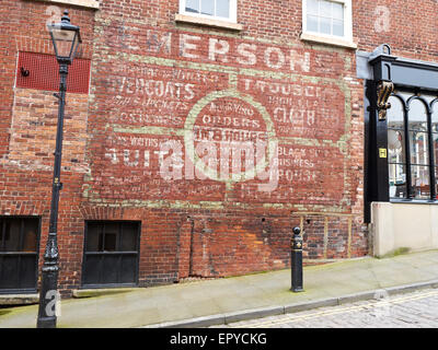 Old fashioned annonce à l'extérieur de l'atelier mur à Stockport UK Banque D'Images