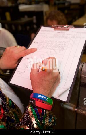 Castlebar, Comté de Mayo, Irlande. 23 mai, 2015. Le pointage étant prises dans le centre de comptage à Castlebar, Comté de Mayo que compter a débuté dans le mariage d'un référendum. Credit : Keith Heneghan/Alamy Live News Banque D'Images