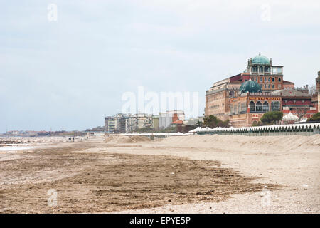 La plage du Lido à Venise, Italie Hôtel Excelsior avec en arrière-plan Banque D'Images