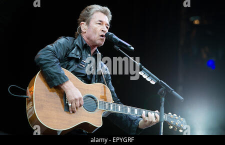 Bad Segeberg, Allemagne. 22 mai, 2015. Musicien allemand Peter Maffay joue sur la scène lors de son concert en plein air à l'Freilichtbuehne am Kalkberg à Bad Segeberg, Allemagne, 22 mai 2015. Photo : DANIEL REINHARDT/dpa/Alamy Live News Banque D'Images