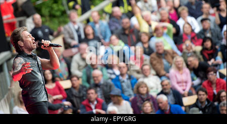 Bad Segeberg, Allemagne. 22 mai, 2015. Musicien allemand Peter Maffay joue sur la scène lors de son concert en plein air à l'Freilichtbuehne am Kalkberg à Bad Segeberg, Allemagne, 22 mai 2015. Photo : DANIEL REINHARDT/dpa/Alamy Live News Banque D'Images