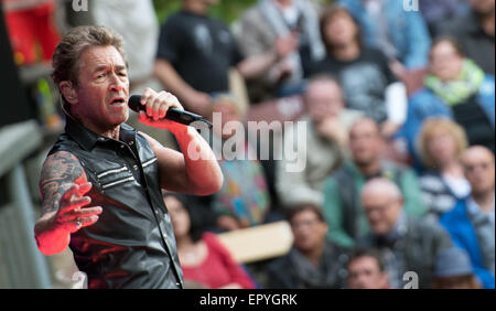 Bad Segeberg, Allemagne. 22 mai, 2015. Musicien allemand Peter Maffay joue sur la scène lors de son concert en plein air à l'Freilichtbuehne am Kalkberg à Bad Segeberg, Allemagne, 22 mai 2015. Photo : DANIEL REINHARDT/dpa/Alamy Live News Banque D'Images