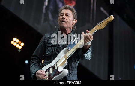 Bad Segeberg, Allemagne. 22 mai, 2015. Musicien allemand Peter Maffay joue sur la scène lors de son concert en plein air à l'Freilichtbuehne am Kalkberg à Bad Segeberg, Allemagne, 22 mai 2015. Photo : DANIEL REINHARDT/dpa/Alamy Live News Banque D'Images