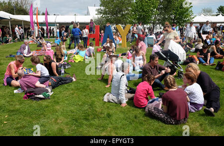 Hay Festival, Powys, Wales - Samedi 23 mai 2015 - Jour 3 - Le premier week-end de la le Festival et le beau temps a attiré les foules, y compris les familles pour le week-end férié. Banque D'Images