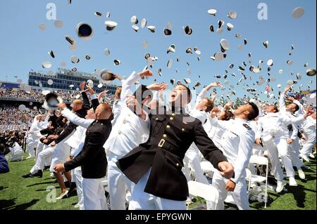 US Naval Academy diplômé aspirants de mélanger leurs chapeaux en l'air pour célébrer la fin de l'ouverture et l'obtention de leur diplôme, 22 mai 2015 à Baltimore, Maryland. Banque D'Images