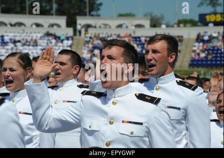 US Naval Academy diplômé aspirants de lever leurs mains comme ils prêtent serment comme officiers de la Marine au cours de l'ouverture et l'obtention de leur diplôme, 22 mai 2015 à Baltimore, Maryland. Banque D'Images