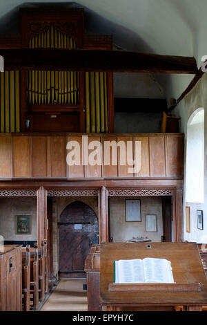 vue sur l'orgue à l'intérieur de l'église st huberts, dans le hampshire england royaume-uni Banque D'Images