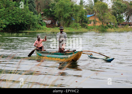 Les hommes d'un canot de pêche, Polonnaruwa, Province du Centre, au Sri Lanka, en Asie Banque D'Images