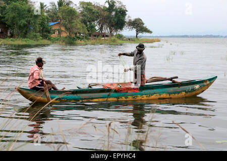 Les hommes d'un canot de pêche, Polonnaruwa, Province du Centre, au Sri Lanka, en Asie Banque D'Images