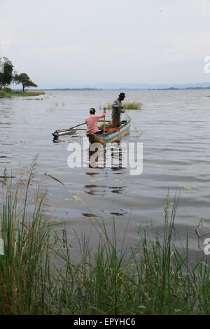 Les hommes d'un canot de pêche, Polonnaruwa, Province du Centre, au Sri Lanka, en Asie Banque D'Images