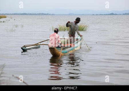 Les hommes d'un canot de pêche, Polonnaruwa, Province du Centre, au Sri Lanka, en Asie Banque D'Images