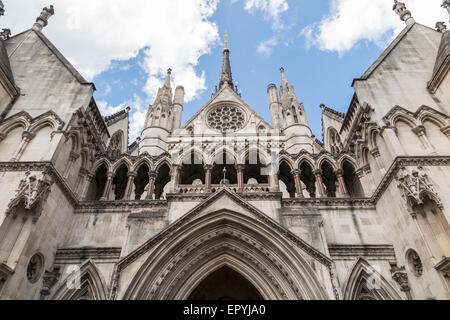 Façade de l'architecture néo-gothique Royal Courts of Justice), siège de l'ordre juridique anglais, Strand, London WC2, UK Banque D'Images