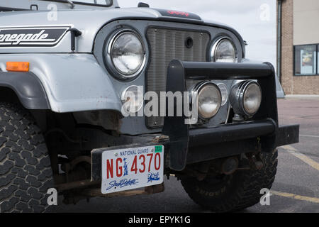 Vieille Jeep Renegade avec nous garde nationale la plaque de numéro du Dakota du Sud Banque D'Images
