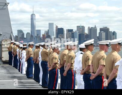 Marins et soldats US man les rails pendant le défilé des navires à la Fleet Week, 20 mai 2015 à New York City, New York. Banque D'Images