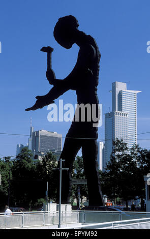 DEU, Allemagne, Hesse, Francfort, martelant l'homme, la sculpture de l'artiste Jonathan Borofsky en face de la foire. DEU, Deuts Banque D'Images