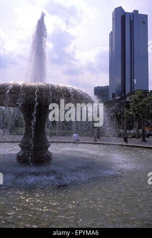 DEU, Allemagne, Hesse, Francfort, fontaine à la place de l'Opéra, la Deutsche Bank, Banque allemande. DEU, Deutschland, Hessen, Frankfu Banque D'Images