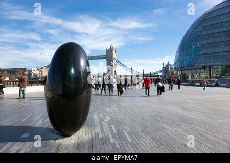 Vue sur le Tower Bridge et l'Hôtel de ville avec arrêt complet Slipstream Sculpture par Fiona Banner, rive sud de la rivière Thames Banque D'Images