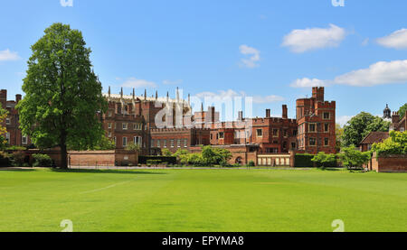 Partie d'Eton College et chapelle vue depuis les terrains de jeu Banque D'Images