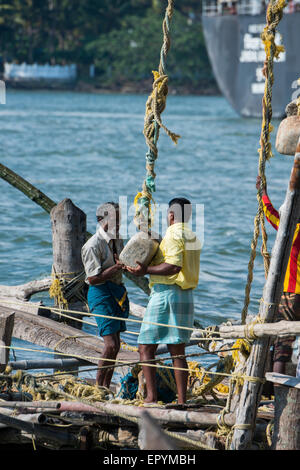 L'Inde, le Kerala, port de la ville de Cochin. Filets de pêche chinois traditionnel près de la ville historique de Fort Cochin région portugaise. Banque D'Images