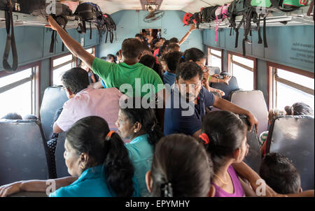 Dans l'intérieur du corridor de Stand voyageurs train bondé, Sri Lanka Banque D'Images