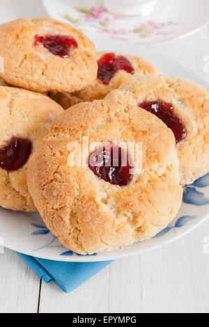 Gouttes de confiture Confiture ou coussins une ancienne l'heure du thé avec des biscuits un blob de confiture au milieu Banque D'Images