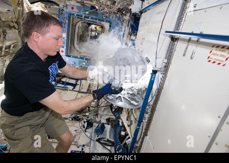 Le commandant de l'Expédition 43 et de l'astronaute de la NASA Terry Virts prépare le droplet Multi-utilisateurs Appareils à combustion de l'intérieur de la combustion pour rack intégré fonctionne à venir de l'expérience de l'extinction des flammes à bord de la Station spatiale internationale le 13 mai 2015 dans l'orbite de la Terre. Le FLEX-2 expérience étudie comment combustible brûle rapidement, les conditions nécessaires à la suie pour former, et comment les mélanges de carburants s'évaporer avant de le brûler. Banque D'Images