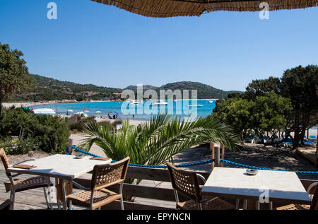 Tables au bord de la mer en été et journée ensoleillée Banque D'Images