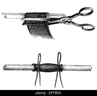 Vintage chimie, gravure - connexion de deux tuyaux de verre hermétiquement au moyen d'une feuille pré-chauffé de cautchouc (caoutchouc naturel) enroulé autour de leurs extrémités Banque D'Images