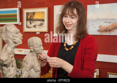 Southport, Merseyside, Royaume-Uni. 23 mai, 2015. Katherine Dereli, sculpteur, peintre, artiste à l'Arts & Crafts demos scène dans des unités et d'arcades shopping unlet à Southport, une banque Maison de vacances attraction touristique. Un événement de bienfaisance organisée par Macmillan Cancer Support. Banque D'Images