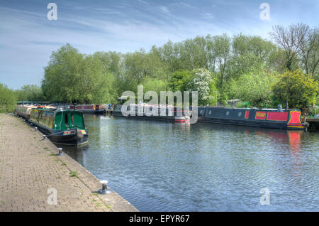 Image HDR de bateaux sur la rivière Soar à Mountsorrel, Loughborough, Leicestershire, England, UK Banque D'Images