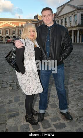 Le chanteur irlandais Damien Dempsey reçoit un prix de la sécurité dans l'eau irlandaise Georges Hall au château de Dublin après qu'il a secouru deux nageurs dans le comté de Wexford récemment à Dublin avec : Damien Dempsey,Adrienne Dempsey Où : Dublin, Irlande Quand : 18 novembre 2014 Source : WENN.com Banque D'Images