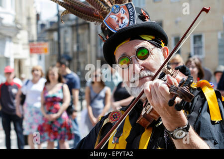 CHIPPENHAM, Wiltshire, Royaume-Uni, le 23 mai, 2015. Un musicien jouant d'un violon (fiddle) à partir de la frontière de naufrageurs Morris Cornwall est représenté sur le jour de l'ouverture de la 2015 Chippenham Folk Festival Crédit : lynchpics/Alamy Live News Banque D'Images