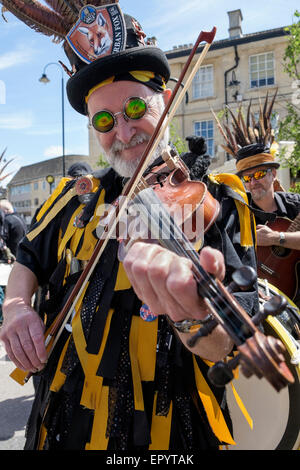 CHIPPENHAM, Wiltshire, Royaume-Uni, le 23 mai, 2015. Un musicien jouant d'un violon (fiddle) à partir de la frontière de naufrageurs Morris Cornwall est représenté sur le jour de l'ouverture de la 2015 Chippenham Folk Festival. Credit : lynchpics/Alamy Live News Banque D'Images