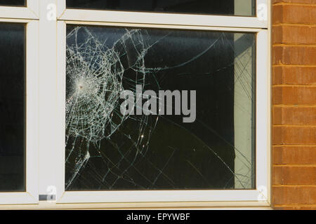 Gros plan d'une fenêtre cassée, verre incassable Banque D'Images
