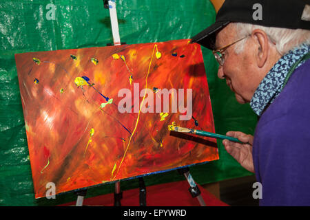 Southport, Merseyside, Royaume-Uni 23 Mai, 2015. Walter Fairclough en peinture à l'art et de l'artisanat demos mis en scène dans les jardins de ville, Wesley Street et centre commercial arcades et unités unlet à Southport, une banque Maison de vacances attraction touristique. Banque D'Images