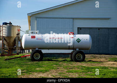 Osage CIty, Kansas, États-Unis, 3 mai 2014, un réservoir de stockage qui contient de l'ammoniac anhydre un très commun engrais utilisé par l'agriculture pour fournir l'azote dans les sols. Mais est aussi un premier ingrédient de méthamphétamine. Credit : Mark Reinstein Banque D'Images