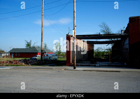 Lecture, Kansas, États-Unis, 3 mai, 2014 dernier bâtiment à être reconstruit après une tornade EF3 a atterri à lecture en mai 2011. La lecture est une ville de Lyon County, Kansas, United States. Comme le recensement de 2010, de la population de la ville était 231. Le 21 mai 2011, autour de 21h15, une tornade EF3 Lecture. C'était trois blocs de large et est resté sur le terrain pendant environ quatre milles. La tornade a détruit au moins 56 maisons de 110 et 14 de 21 entreprises. Le bureau de poste et station incendie subit des dommages importants. Une personne est morte et deux ont été hospitalisés. Credit : Mark Reinstein Banque D'Images