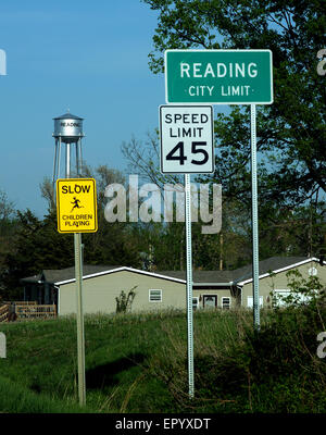 Lecture, Kansas, États-Unis, 3 mai 2014, la lecture est une ville de Lyon County, Kansas, United States. Comme le recensement de 2010, de la population de la ville était 231. Le 21 mai 2011, autour de 21h15, une tornade EF3 Lecture. C'était trois blocs de large et est resté sur le terrain pendant environ quatre milles. La tornade a détruit au moins 56 maisons de 110 et 14 de 21 entreprises. Le bureau de poste et station incendie subit des dommages importants. Une personne est morte et deux ont été hospitalisés. Début des estimations des dommages ont atteint 2,2 millions de dollars. La ville a été reconstruite avec des fonds de la FEMA Crédit : Mark Reinstein Banque D'Images