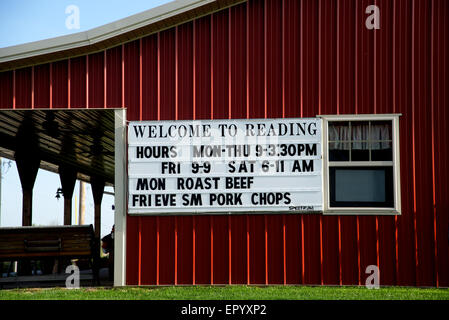 Lecture, Kansas, États-Unis, 3e, mai 2014 Cafe en lecture. La lecture est une ville de Lyon County, Kansas, United States. Comme le recensement de 2010, de la population de la ville était 231. Il fait partie de la zone statistique Micropolitaines Emporia. Le 21 mai 2011, autour de 21h15, une tornade EF3 Lecture. C'était trois blocs de large et est resté sur le terrain pendant environ quatre milles. La tornade a détruit au moins 56 maisons de 110 et 14 de 21 entreprises. Le bureau de poste et station incendie subit des dommages importants. Une personne est morte et deux ont été hospitalisés. Début des estimations des dommages ont atteint 2,2 millions de dollars. Credit : Mark Reinstein Banque D'Images