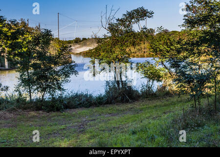 Cabane de pêche sur le net avec la Pialassa Baiona saumâtres lagon près de Marina Romea de Ravenne dans la région Émilie-romagne en Italie du Nord en Europe : le poisson, faire cuire et manger ici. Banque D'Images