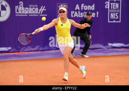 Strasbourg, France. 23 mai, 2015. STrasbourg International WTA, le tournoi de tennis féminin, finale Samantha Stosur et Kristina Mladenovic. Samantha Stosur (AUS) bat Mladenovic revenant à gagner par 2 jeux à 1. Credit : Action Plus Sport/Alamy Live News Banque D'Images